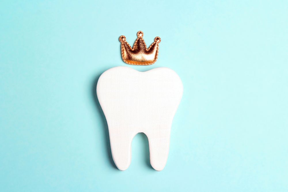 A computer-generated image of a tooth wearing a royal crown